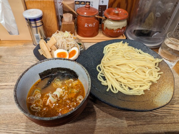 「辛味つけ麺中盛＋3点盛り」@つけ麺屋 やすべえ 新宿店の写真