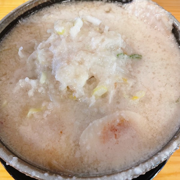 「らーめん 醤油 背脂3 760円 半麺 -50円 たまご」@チャッチャ系らーめん もん吉 伊勢崎支店の写真