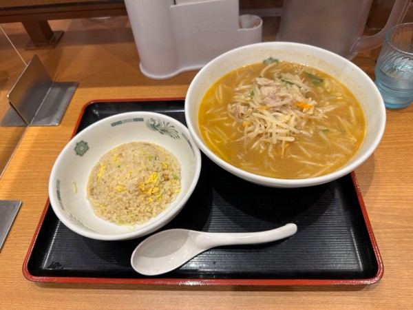 「味噌ラーメン＋半チャーハンセット860円」@日高屋 イーサイト高崎店の写真