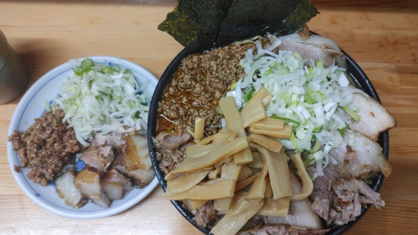 「激辛チャーシュー麺(大)・ねぎチャーシュー・メンマ・焼きのり」@北大塚ラーメンの写真