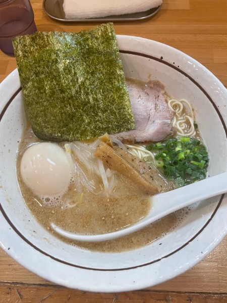 「塩とんこつラーメン+味玉+替え玉」@麺屋 万年青の写真