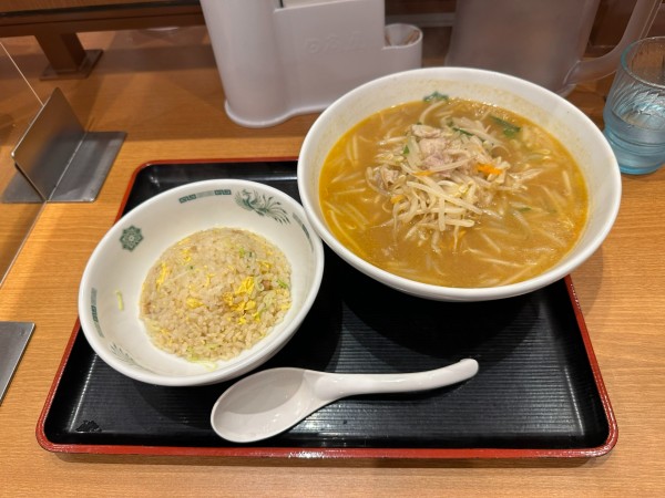 「味噌ラーメン＋半チャーハンセット860円」@日高屋 イーサイト高崎店の写真