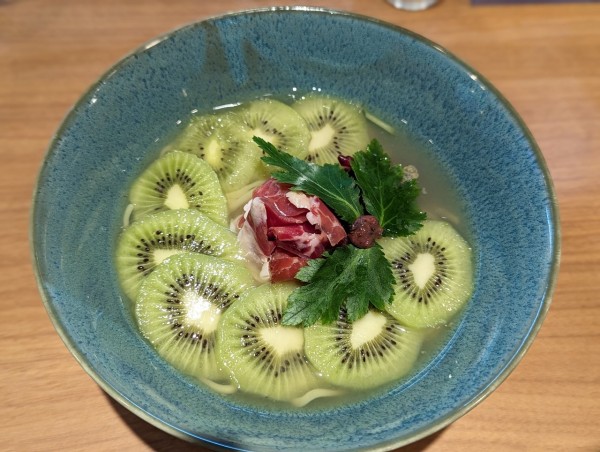 「限定　キウイとハモンセラーノの冷やし塩soba」@鶏Soba Toraやの写真