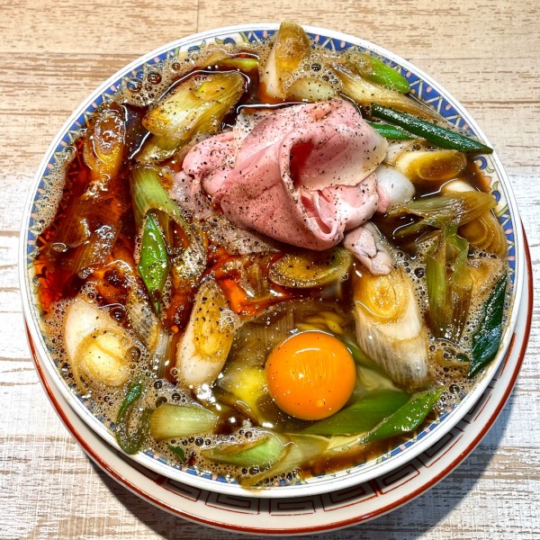 「【気まぐれ限定】深谷辛ネギブラック￥1000」@中華そば 四つ葉の写真