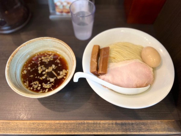 「昆布水つけ麺  600円＋味玉130円(オープン記念価格)」@らぁ麺 才色兼備の写真
