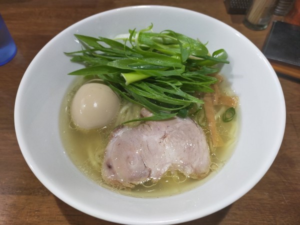 「丸鶏中華そば塩＋煮玉子、ネギ」@ラーメンスタンド﻿ MEN BOXの写真