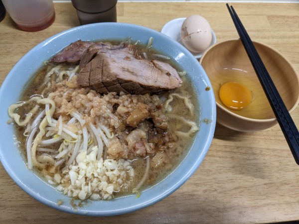 「ラーメン麺半分（ニンニク少し+脂）+生卵」@俺の生きる道 白山店の写真