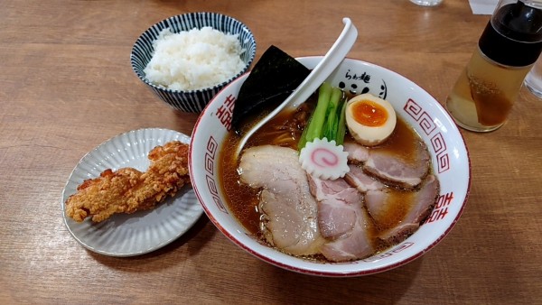 「鳥がら中華＋レアチャーシュー＋唐揚げ」@らぁ麺 ここんの写真