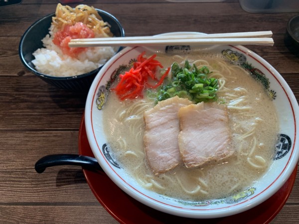 「豚骨ラーメン740+ミニ明太ご飯120＝860円」@豚骨ラーメン まる・安の写真