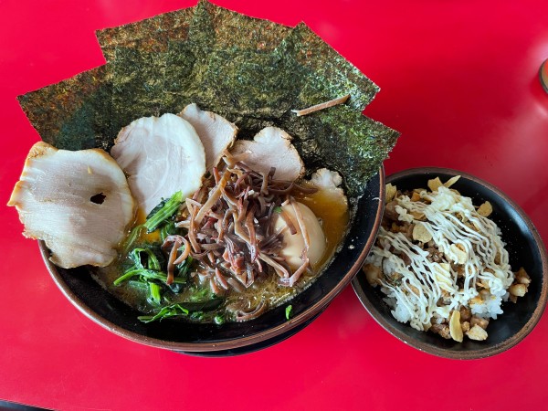 「チャーシューメン（3枚）大盛り➕海苔➕チャーシューまぶし大盛り➕」@家系ラーメン 王道 神道家の写真