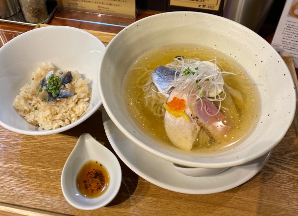 「[期間限定] 縞鯵干しの冷製そば & 鰯酢締め炙り寿司」@麺処しろくろの写真