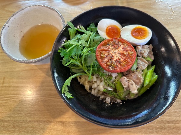 「限定・アスパラと古地鶏脂の和えつけそば1300円」@麺 㐂色の写真