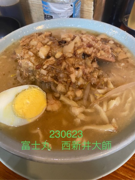 「ラーメン半分＋生玉子1,000+100」@ラーメン富士丸 西新井大師店の写真