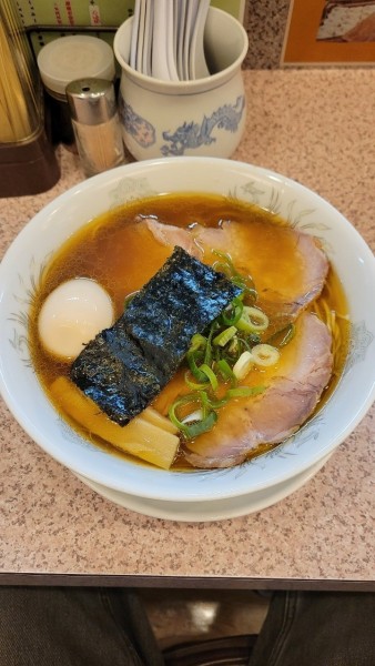 「醤油チャーシュー麺+煮玉子」@ラー麺専門店 こしがやの写真