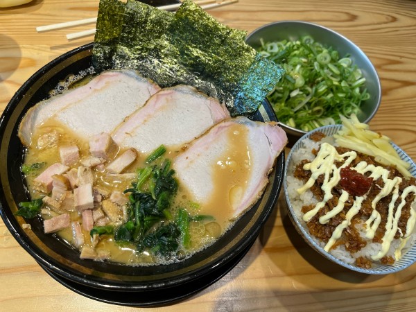 「ラーメン+チャーシュー2枚+切れ肉+糸島ネギ 白メシ¥1,320」@家系ラーメン 王道家 直系 ふじいの写真
