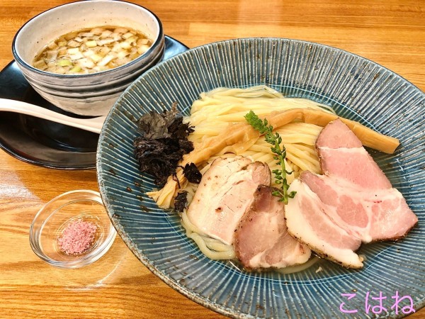 「白醤油の昆布水つけ蕎麦（1000円）、焼豚（ CP）」@麺彩 こはねの写真