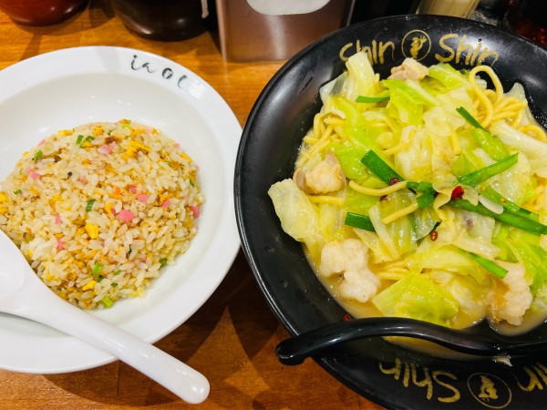 「博多もっちゃんと焼飯」@博多らーめん ShinShin アミュプラザ小倉店の写真