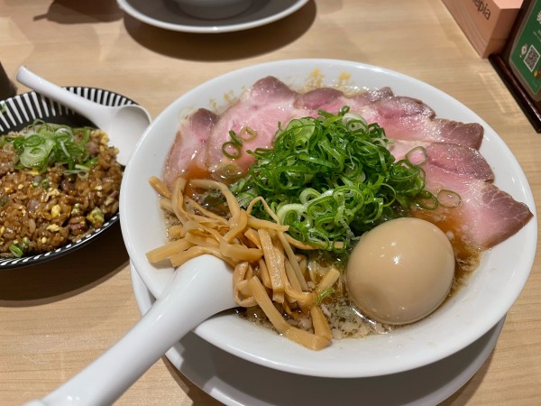 「特製 京都熟成醤油ラーメン + 半チャーハン」@京都ラーメン 森井 相模原店の写真