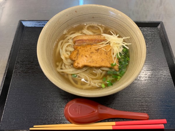 「沖縄そば小 650円」@金月そば 国際通りむつみ食堂店の写真