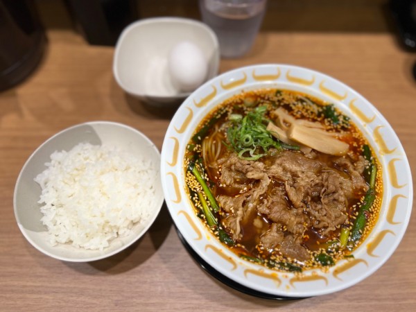 「スタミナ牛肉ラーメン(細麺)生玉子.小ライス付き850円」@大阪スタミナ牛肉ラーメン わだ 西池袋店の写真