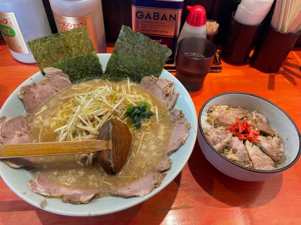「ネギチャーシューメン（中盛り）＋チャーシュー丼」@ラーメンショップ椿 春日部南桜井店の写真