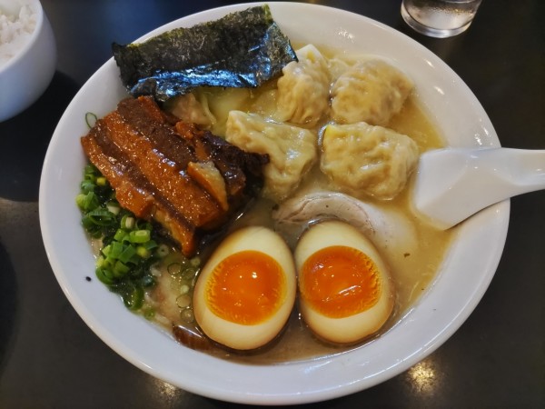 「雲呑麺·醤蛋·豚かくに·半ライス」@らーめん 茂木の写真
