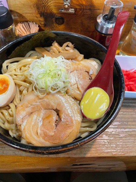 「油そば 太麺 辛子マヨネーズ 紅生姜」@つけ麺・らあめん 竹屋の写真