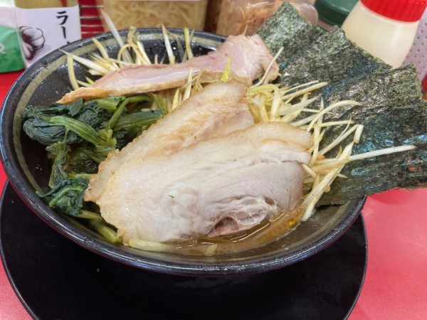 「ネギラーメン白＋豚バラ焼豚」@IEKEI_TOKYO 王道家直系の写真