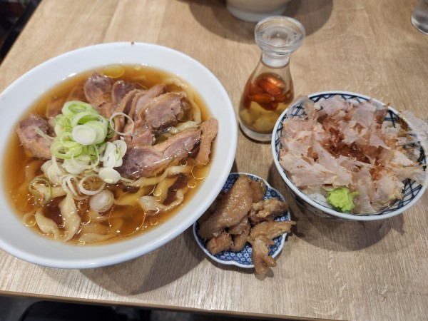 「冷やし中華そば+皮②+鶏肉+わさび丼」@手打 親鶏中華そば 綾川の写真