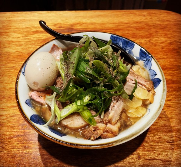 「大衡ブラック＋味玉」@麺ハウス こもれ美の写真