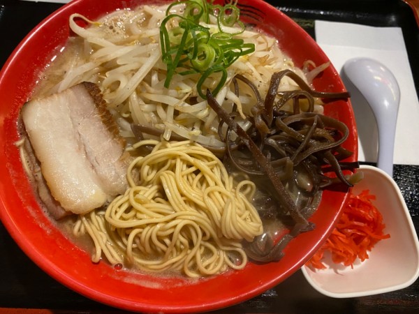 「濃厚豚骨醤油らーめん 900」@博多 新風 日比谷ラーメンアベニュー店の写真