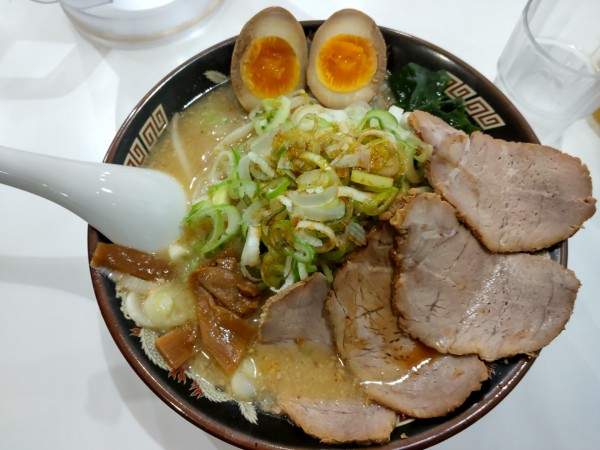 「ネギ味噌チャーシューメン＋味玉」@北海道らーめん みそ熊 新橋店の写真