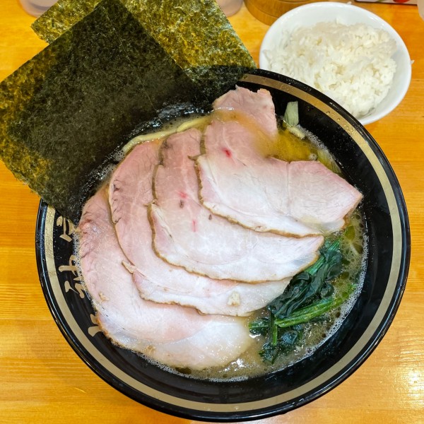 「燻製チャーシューメン中+サービスライス」@横浜家系ラーメン 大神家の写真