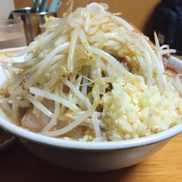 「ラーメン950円(野菜にんにくあぶら)、生卵50円」@ラーメン もみじ屋の写真
