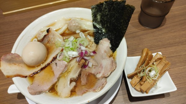 「醤油らあめん・特上・メンマ・大森名物〆の海苔御飯￥2,422」@Homemade Ramen 麦苗 COREDO室町店の写真