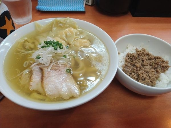 「海老ワンタンメン(¥1000)＋生姜丼(¥100)＋缶ビール」@日陰の写真
