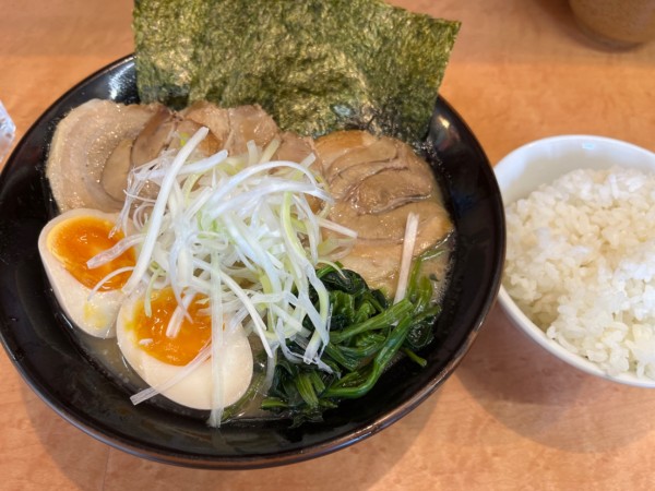 「こく丸特製ラーメンかため濃いめ&無料ライス」@濃厚豚骨ラーメン こく丸の写真