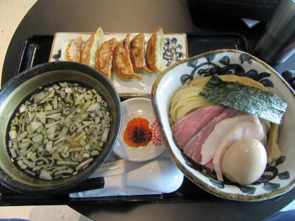 「特級黒さつま鶏塩　つけ蕎麦変更（１２３０円）＋龍介餃子」@特級鶏蕎麦 龍介 PLAY atre TSUCHIURA店の写真