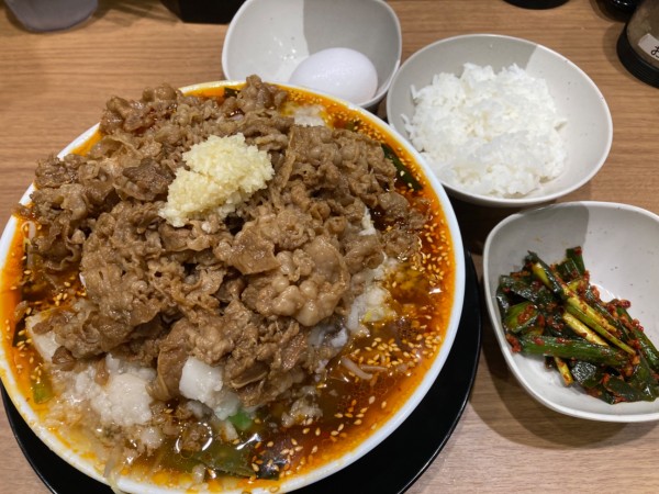 「特製爆牛ラーメン＋ニラキムチ」@大阪スタミナ牛肉ラーメン わだ 西池袋店の写真