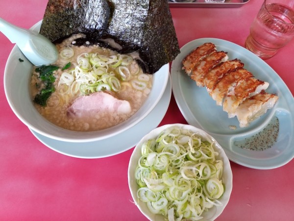 「醤油690円(麺硬さ普通、味濃、背脂多)、薬味ネギ140円他」@ラーメン山岡家 瑞穂店の写真