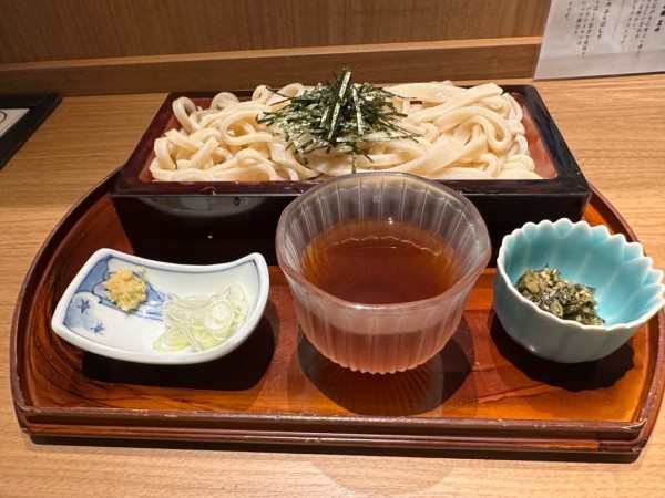 「群馬の台所のざるうどん（並盛・260g）800円」@峠の釜めし本舗 おぎのや 群馬の台所の写真