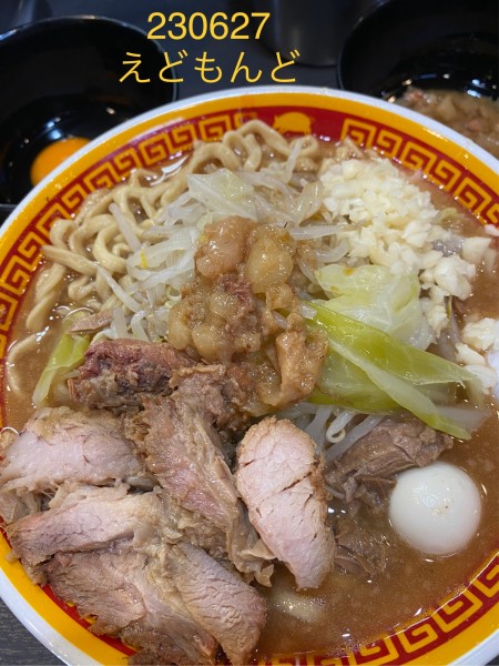 「ラーメン少豚1枚＋生玉子　880+50」@えどもんどの写真