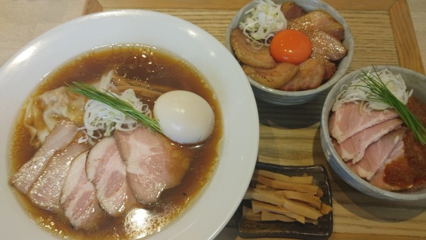 「特製 中華蕎麦〈醤油〉・麺大盛・メンマ..(手揉み麺に変更)」@宍道湖しじみ中華蕎麦 琥珀 東京本店の写真