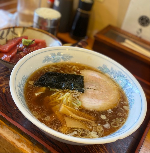 「ラーメン半まぐろ漬け丼1000円」@割烹・定食 さがらの写真