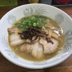 とんこつラーメン(590円)