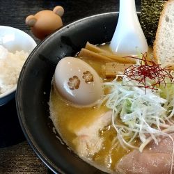 濃厚すぎる鶏白湯（醤油）+味玉+半ライス