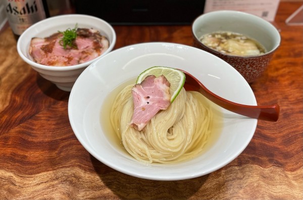 「特製昆布水つけ麺（醤油）¥1400、豚飯¥380」@三馬路 東京店の写真
