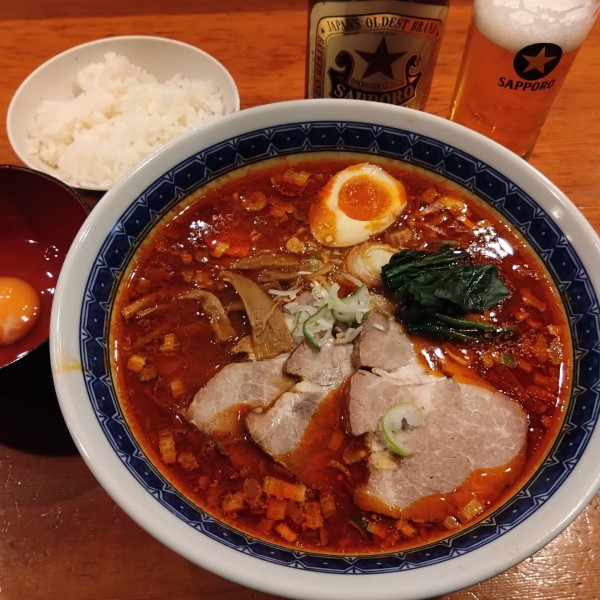 「特製辛味噌中華そばセット1420円、ビール590円」@味噌中華そば からす味の写真