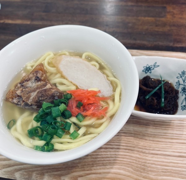 「沖縄そば（￥850）＋もずく（サービス）」@小花の写真