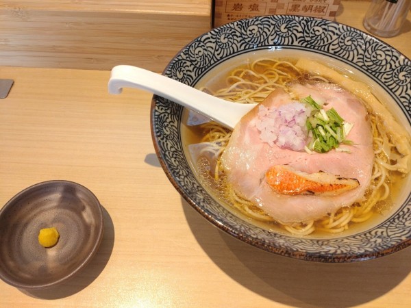 「金目鯛塩そば」@地鶏と金目鯛 中華そば 鶯の写真